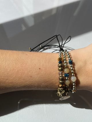 Pulsera triple dorada y tonos marrones