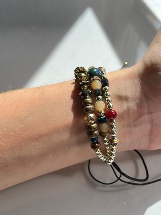 Pulsera triple dorada y tonos marrones