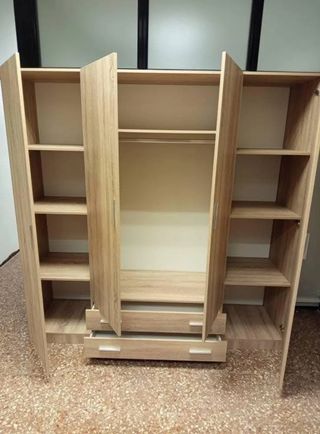 Armario de madera con cajones