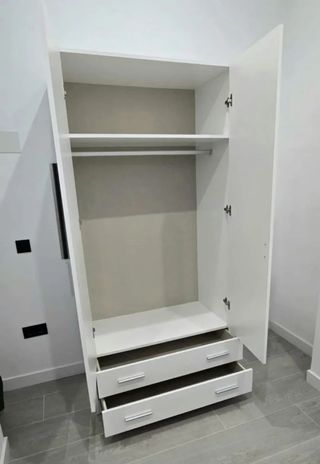 Armario de madera con cajones