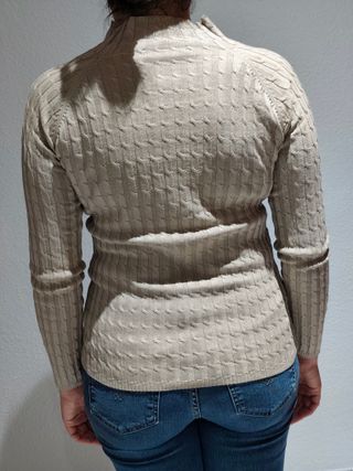 Jersey beige de ochos cuello cisne