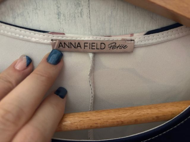 Vestido de cóctel floral azul, con flores.