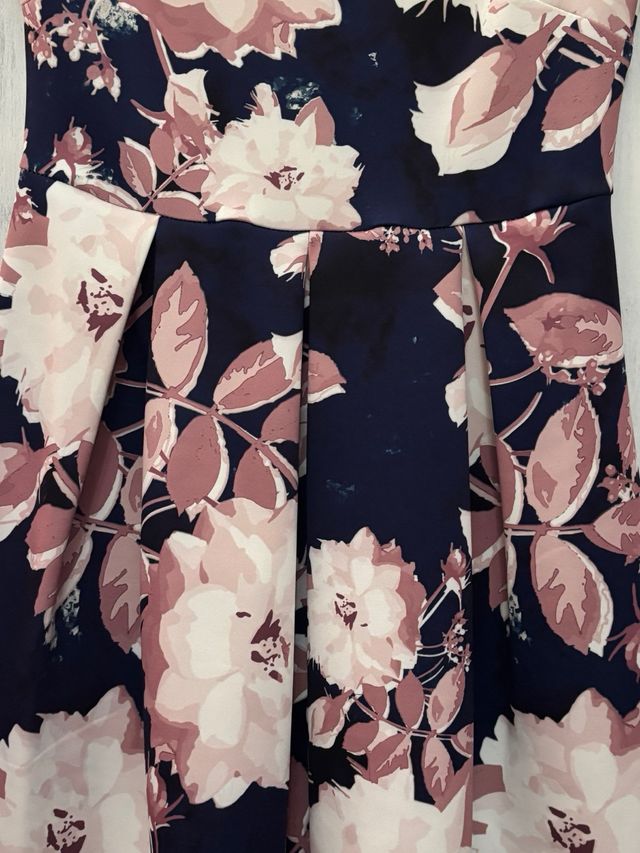 Vestido de cóctel floral azul, con flores.