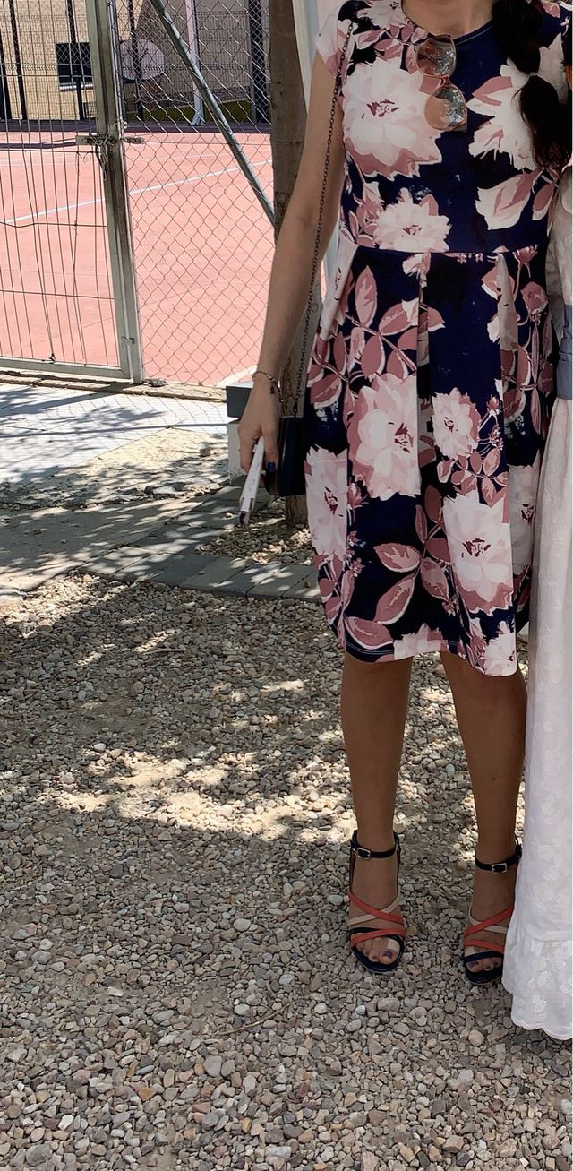 Vestido de cóctel floral azul, con flores.