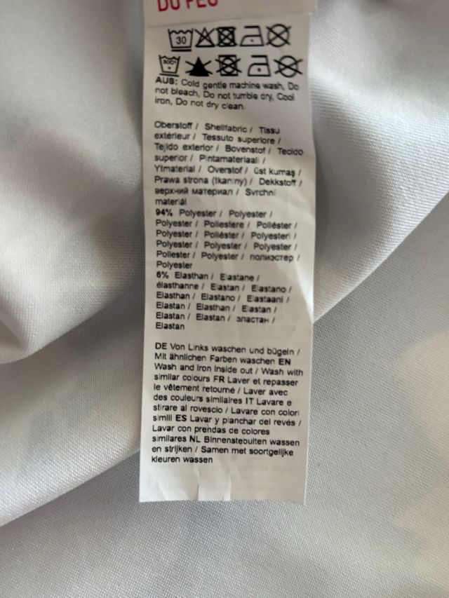 Vestido de cóctel floral azul, con flores.