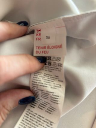 Vestido de cóctel floral azul, con flores. 