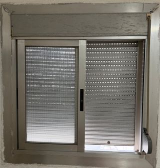 Ventana aluminio con persiana