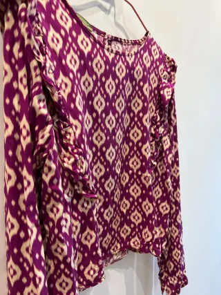 Camisa morada con estampado geométrico