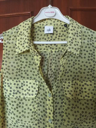Blusa sin mangas Cabi floral amarilla