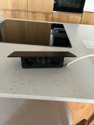 Enchufe empotrable negro con USB