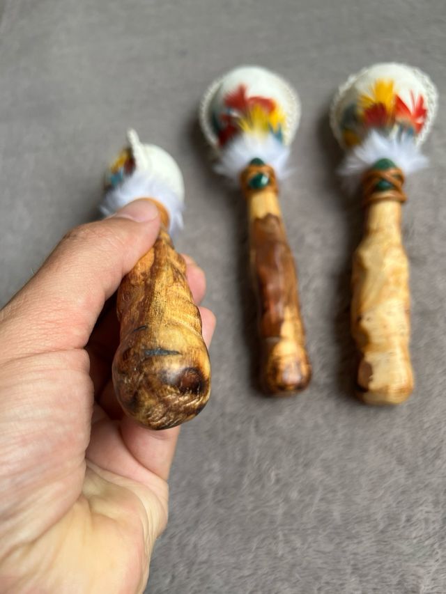 Maraca de cuero y palo santo