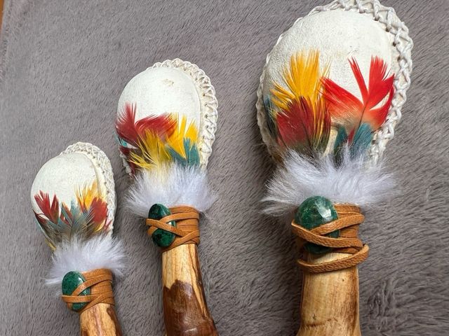 Maraca de cuero y palo santo