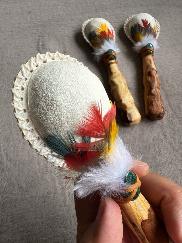 Maraca de cuero y palo santo