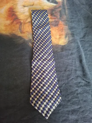 Corbata a cuadros azul y negra