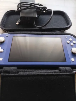 Nintendo Switch Lite Blue + custodia e caricabatterie 