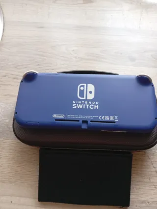 Nintendo Switch Lite Blue + custodia e caricabatterie 