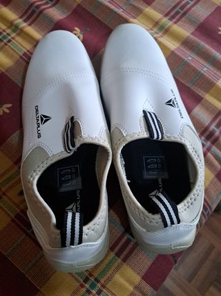 Zapatos de seguridad Delta Plus blancos y beige