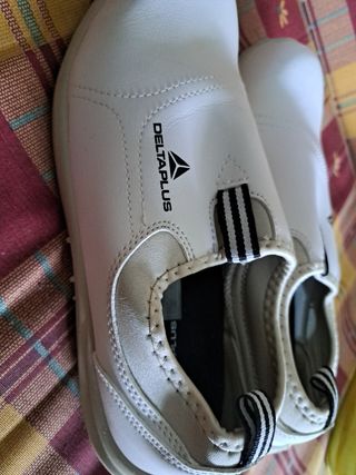 Zapatos de seguridad Delta Plus blancos y beige