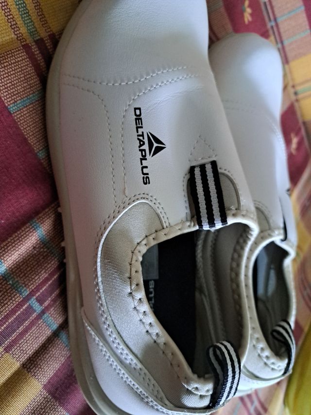 Zapatos de seguridad Delta Plus blancos y beige