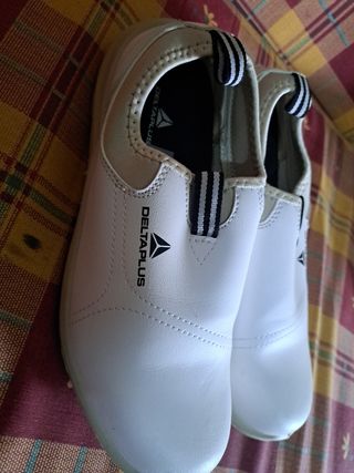 Zapatos de seguridad Delta Plus blancos y beige