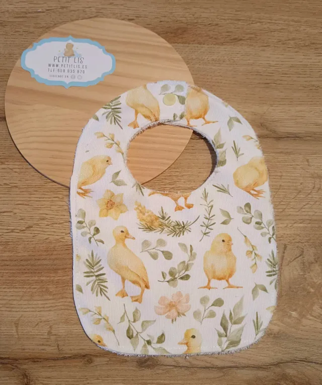 Babero de bebé con pollitos y flores