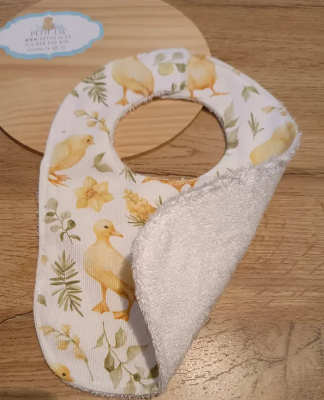 Babero de bebé con pollitos y flores
