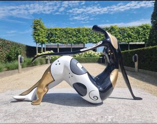 Escultura de mujer moderna