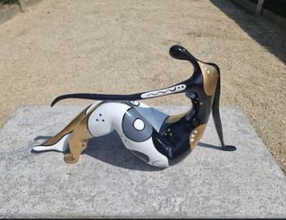 Escultura de mujer moderna