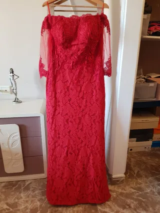 Vestido rojo palabra de honor encaje
