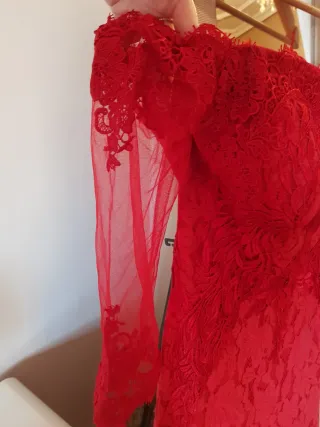 Vestido rojo palabra de honor encaje