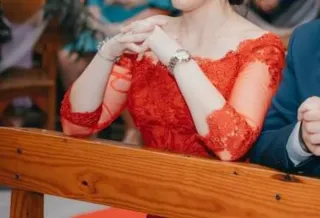 Vestido rojo palabra de honor encaje
