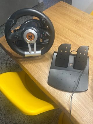 Volante y pedales para PC y consolas
