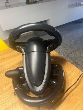 Volante y pedales para PC y consolas