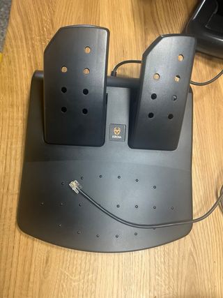 Volante y pedales para PC y consolas