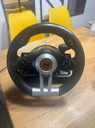 Volante y pedales para PC y consolas