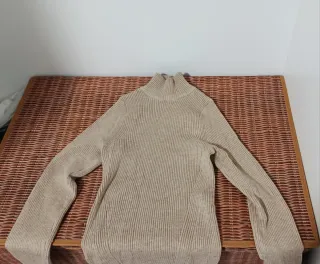 Jersey de punto beige cuello alto