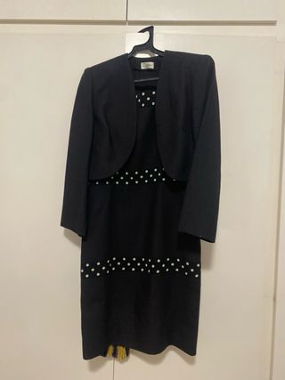 Vestido negro con chaqueta y topos