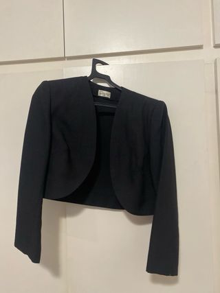 Vestido negro con chaqueta y topos