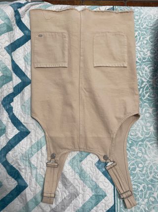 Peto corto beige con bolsillos Talla M