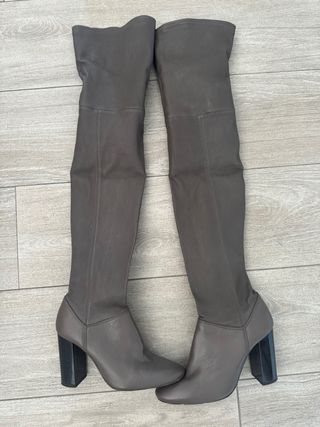 Botas altas de piel grises