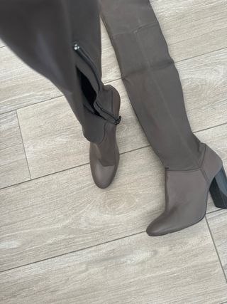 Botas altas de piel grises