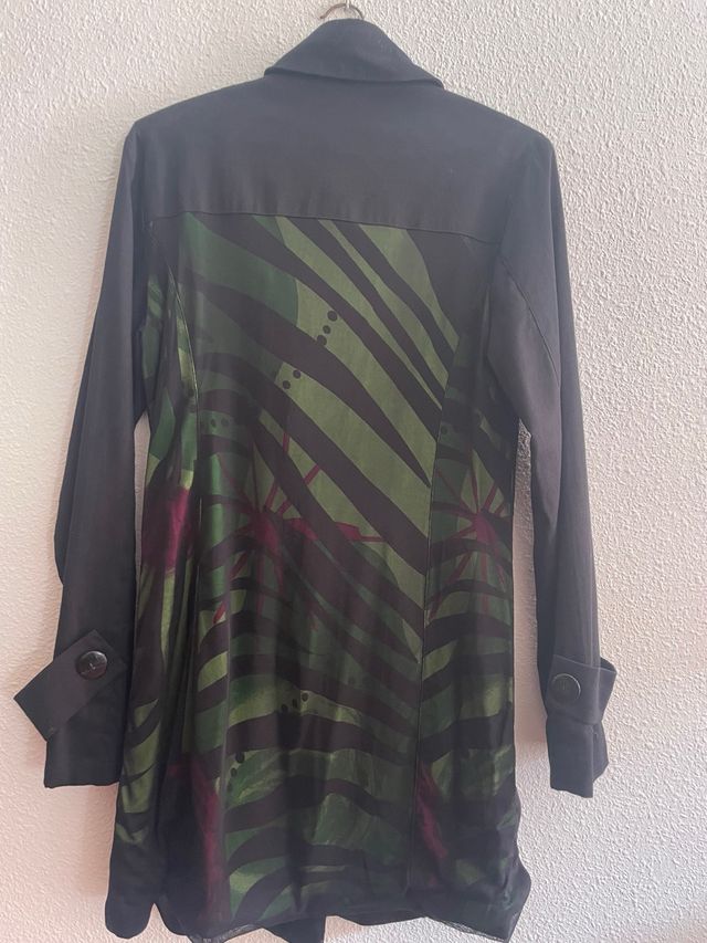 Abrigo Paramita Negro con Estampado Verde