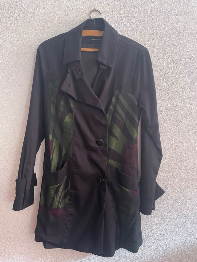 Abrigo Paramita Negro con Estampado Verde