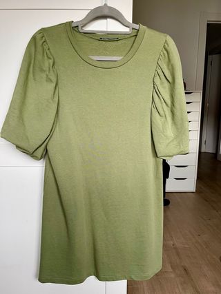 Vestido verde Zara manga abullonada
