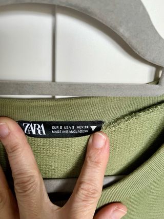 Vestido verde Zara manga abullonada
