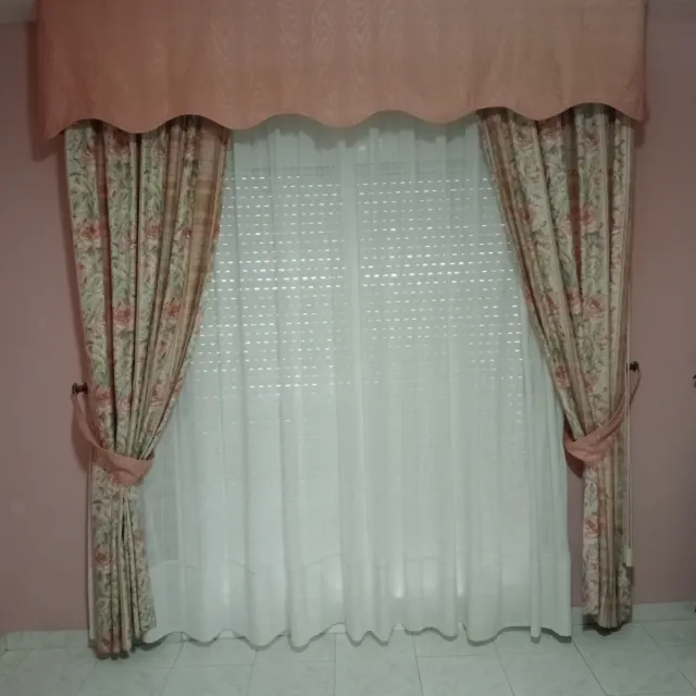 Tende da camera in tessuto con fiori rosa