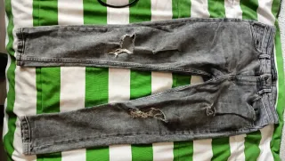 Pantalón gris Bershka desgastado
