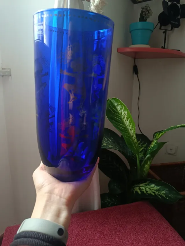 Vaso blu cobalto con figure dorate