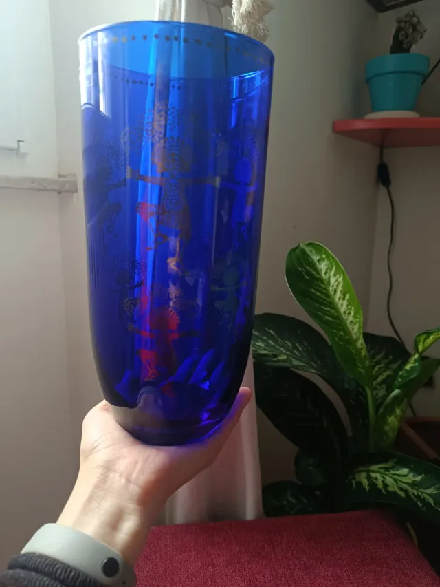 Vaso blu cobalto con figure dorate