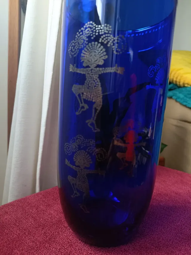 Vaso blu cobalto con figure dorate